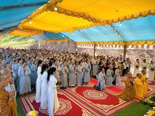 Đông đảo Phật tử tham dự lễ