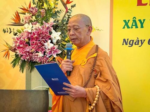 Thượng tọa Thích Quảng Tuấn ban đạo từ