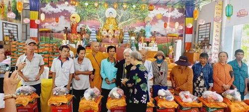 Đoàn trao quà đến các hộ khó khăn