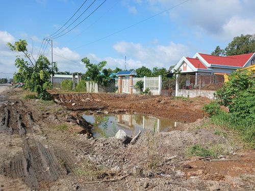 Nhiều đoạn mặt bằng đã bàn giao bị đào bới nham nhở, sau mưa hình thành các hố nước sâu, tiềm ẩn nguy cơ mất an toàn, đặc biệt đối với trẻ em.