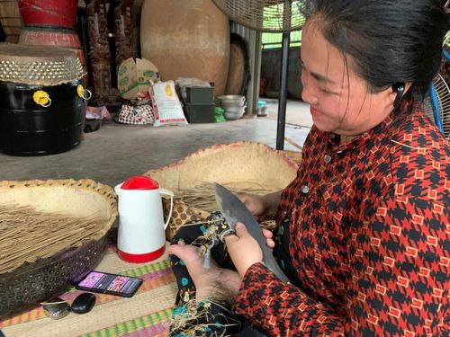 Người thợ tỉ mỉ thực hiện công đoạn vót dăm trống - khâu quan trọng quyết định độ chắc chắn và tính thẩm mỹ của sản phẩm. Ảnh: Đức Linh.