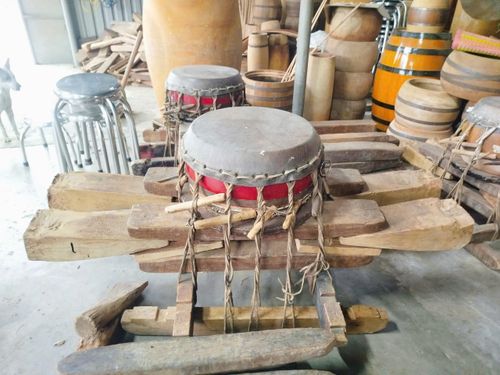 Công đoạn bưng trống đòi hỏi sự khéo léo, chính xác và kinh nghiệm để tạo nên sản phẩm có âm thanh đạt chuẩn. Ảnh: Đức Linh.