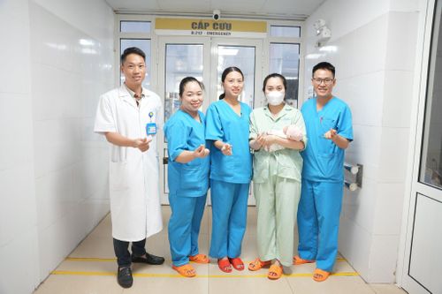 Bé sinh cực non được xuất viện sau hơn 3 tháng điều trị. Ảnh: BVCC