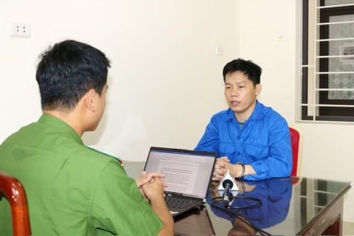 Cơ quan điều tra lấy lời khai đối tượng Lê Trung Hiếu.