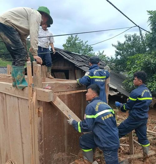 CBCS Công an tỉnh Sơn La hỗ trợ dựng lại nhà cho người dân.