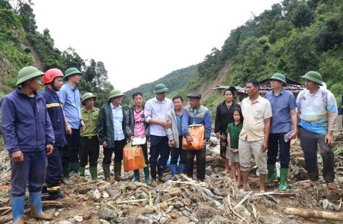 Đoàn công tác động viên nhân dân bản Kẻ, xã Ngọc Chiến bị thiệt hại về nhà ở.