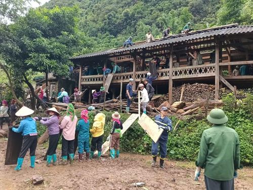 Dồn sức hỗ trợ nhân dân khắc phục hậu quả mưa lũ.