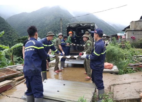 Các lực lượng hỗ trợ nhân dân bản Ít, xã Mường La di chuyển tài sản đến nơi an toàn.