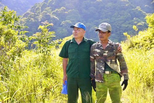 Anh Trần Ngọc Thắng cùng ông Hồ Thương ở bản Tà Păng đi tìm mộ bố nơi đầu nguồn suối Cù Bai chảy vào sông Sê băng Hiêng.