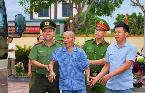 Lực lượng Công an xã Đông Kinh hỗ trợ thân nhân liệt sĩ đến các điểm thu nhận mẫu ADN.