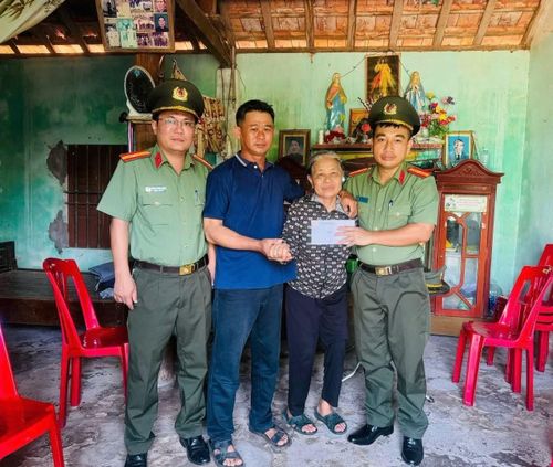 Với những dấu ấn đặc biệt trong phong trào thi đua "Ba nhất", Công an xã Đông Kinh đang xây dựng hình ảnh đẹp về lực lượng CAND trong lòng nhân dân.