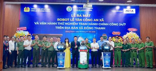 Công an xã Đông Thạnh ra mắt “Robot lễ tân Công an xã” mang sắc phục, tích hợp trí tuệ nhân tạo (AI).