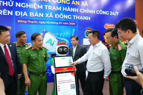 “Robot lễ tân Công an xã” mang sắc phục, tích hợp trí tuệ nhân tạo (AI).