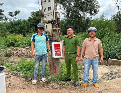 Công an xã Hòa Hiệp lắp đặt “Hộp thư tố giác tội phạm và tệ nạn xã hội”.