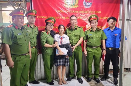Công an xã Bình Hưng phối hợp với Phòng Cảnh sát QLHC về TTXH tổ chức thăm, trao quà động viên, hỗ trợ người dân có hoàn cảnh khó khăn và trẻ em hiếu học trên địa bàn.