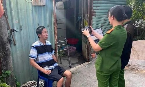 Công an xã Tân Nhựt làm thủ tục cấp căn cước cho người già, bệnh tật...