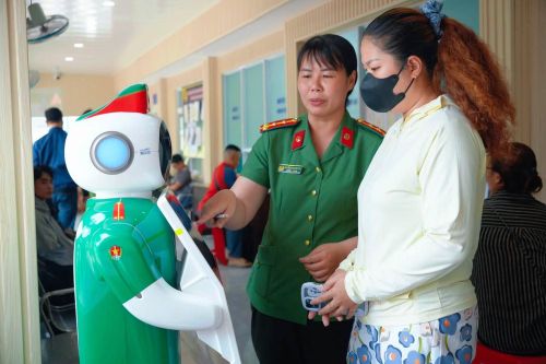 Người dân sử dụng các tiện ích từ “Robot lễ tân Công an xã”.