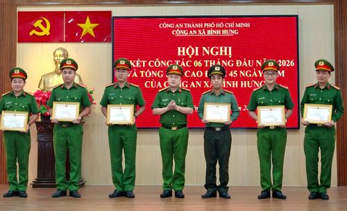 Công an xã Bình Hưng khen thưởng các tập thể, cá nhân có thành tích công tác tốt 6 tháng đầu năm 2026.