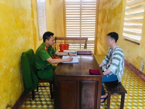 Cán bộ quản giáo động viên phạm nhân yên tâm cải tạo tốt.