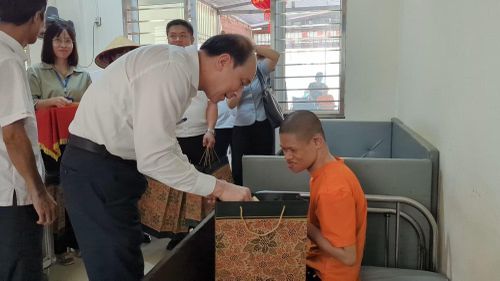 Đại diện Sở Nội vụ Hà Nội trao quà của Tổng bí thư, Chủ tịch nước Tô Lâm cho các NNCĐDC tại Trung tâm Chăm sóc, Nuôi dưỡng và Điều trị NNCĐDC Hà Nội dịp lễ 30/4 vừa qua.