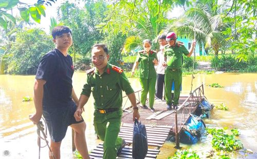 Không ngại khó khăn, Tổ công tác tận tình đến nhà thu nhận mẫu ADN thân nhân liệt sĩ.