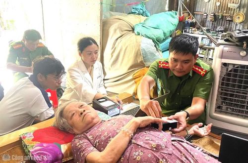 Bà Nguyễn Thị Tốt (ngụ ấp Lung Tràm, xã Khánh Hưng), thân nhân liệt sĩ Nguyễn Văn Hoa được thu nhận mẫu ADN.