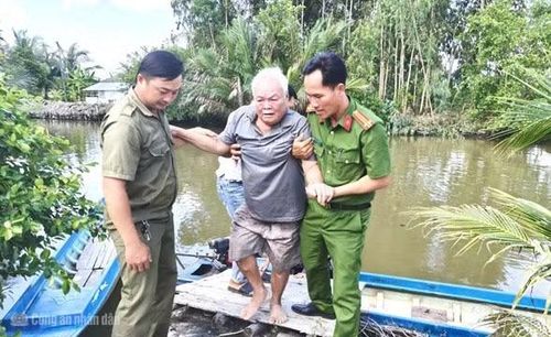 Công an xã Vĩnh Lộc cùng lực lượng ANTT cơ sở hỗ trợ ông Lê Quang Hung (ngụ ấp Vĩnh Thạnh, xã Vĩnh Lộc) thu nhận mẫu ADN.