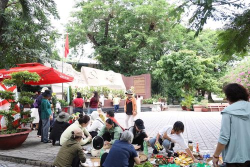Trong không gian linh thiêng, trầm lặng, mọi người đều thu xếp đồ cúng ngay ngắn, nghiêm trang.