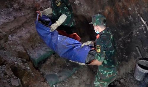 Bà không lại gần mà chọn cách đứng từ xa quan sát với niềm mong mỏi thấy được hài cốt cha mình sau 58 năm chờ đợi.