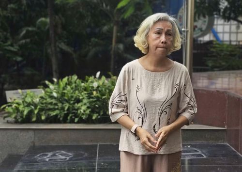 Trong dòng người ấy có người phụ nữ mái tóc bạc phơ, con gái liệt sĩ Trần Văn Kiểu chờ ngóng tin tức cha mình.