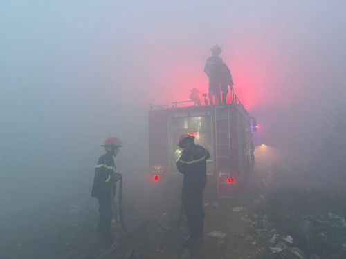 Hiện công tác chữa cháy vẫn đang được triển khai tại bãi rác Nghi Yên.