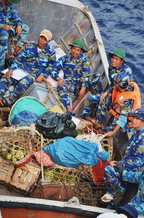 Trường Sa 12 là tàu hậu cần, tải trọng 1.200 tấn. Mỗi lần đi cấp hàng cụm các đảo phía Bắc tròn trèm 1 tháng. Rau củ quả là thứ mà anh em lính đảo đều rất khao khát.