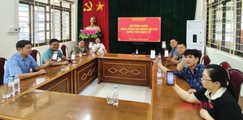 Đảng ủy xã Tổng Cọt hướng dẫn đảng viên ứng dụng công nghệ số trong công tác Đảng.