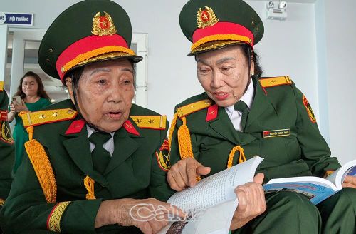 Những nữ pháo binh kiên trung gặp lại nhau và ôn lại kỷ niệm xưa.