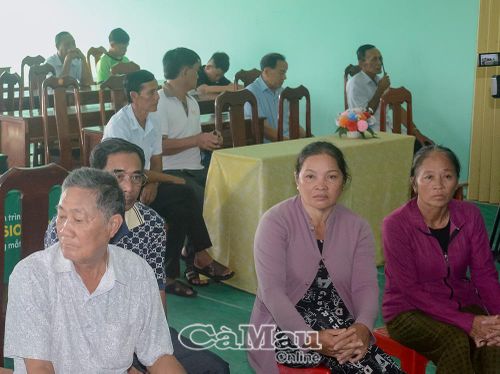 Người dân đến khám mắt tại xã Hưng Mỹ sáng 18/7.