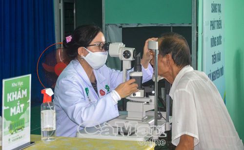 Bác sĩ Bệnh viện Mắt Sài Gòn Cà Mau khám mắt cho người cao tuổi