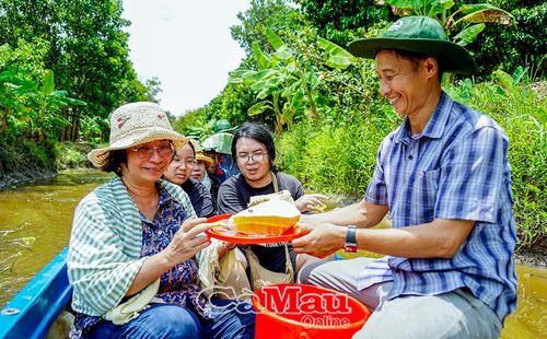 Du khách đến từ Thành phố Hồ Chí Minh hào hứng khám phá rừng và nghề lấy mật ong truyền thống.