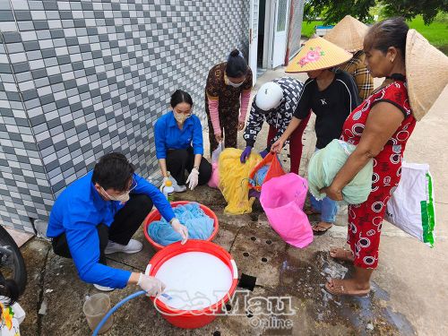 Đoàn viên Sở Y tế tẩm mùng phòng, chống sốt xuất huyết cho người dân xã Hưng Hội.
