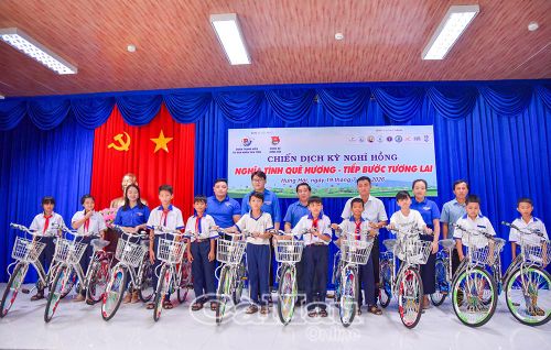  Ban tổ chức trao 10 xe đạp, tạo điều kiện cho học sinh đến trường thuận lợi hơn trong năm học mới sắp đến.