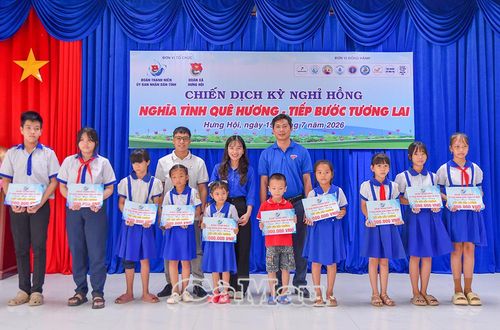 Đại diện các cơ sở đoàn trực thuộc Đoàn Thanh niên UBND tỉnh trao học bổng cho học sinh.