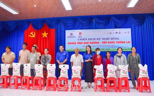 Ban tổ chức tặng gạo cho các hộ khó khăn.