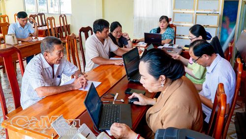 Cán bộ Trung tâm Phục vụ hành chính công phường An Xuyên tiếp nhận, giải quyết thủ tục hành chính cho người dân tại điểm lưu động ở Khóm 20.