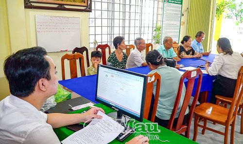 Đông đảo người dân đến thực hiện thủ tục tại điểm lưu động giải quyết thủ tục hành chính của phường An Xuyên.