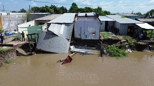 Hiện trường vụ sạt lở ven sông Gành Hào, địa bàn ấp Cái Keo, xã Định Thành vào rạng sáng 19/7.