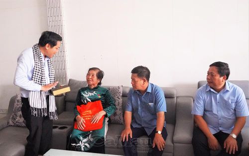 Đoàn trao tặng phần quà tri ân đến Mẹ VNAH Trịnh Thị Ba (xã Sông Đốc).