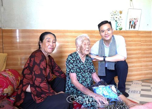 Đại diện Công ty Cổ phần Du lịch và Đầu tư bất động sản đồng đội Phú Quốc trao tặng phần quà tri ân đến Mẹ VNAH Lý Thị Lễ (xã Khánh Lâm).