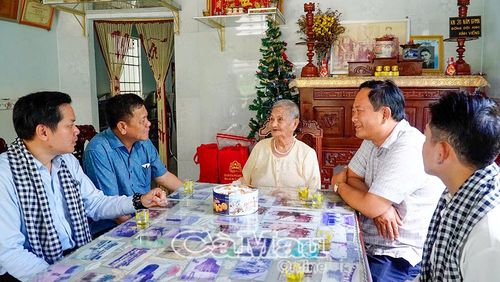 Phó Giám đốc Sở Nội vụ Nguyễn Minh Thất cùng đoàn công tác thăm hỏi sức khỏe Mẹ VNAH Phạm Thị Liên (ấp Lý Ấn, xã Hưng Mỹ).