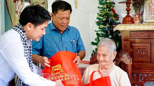Phó Giám đốc Sở Nội vụ Nguyễn Minh Thất và đại diện nhà tài trợ trao tặng quà đến Mẹ VNAH Phạm Thị Liên, chúc mẹ sống vui cùng con cháu.