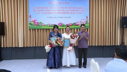 Giám đốc Sở Nội vụ tỉnh Cà Mau Nguyễn Minh Nhứt trao thư cảm ơn cho bà Hồ Thị Thanh Hương và bà Đặng Thị Ngọc Huệ.