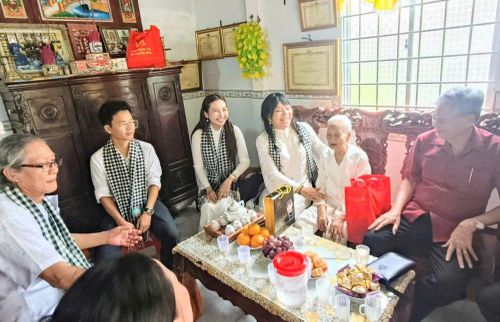 Đoàn, tặng quà Mẹ VNAH Vưu Thị Mười (97 tuổi), xã Đầm Dơi.